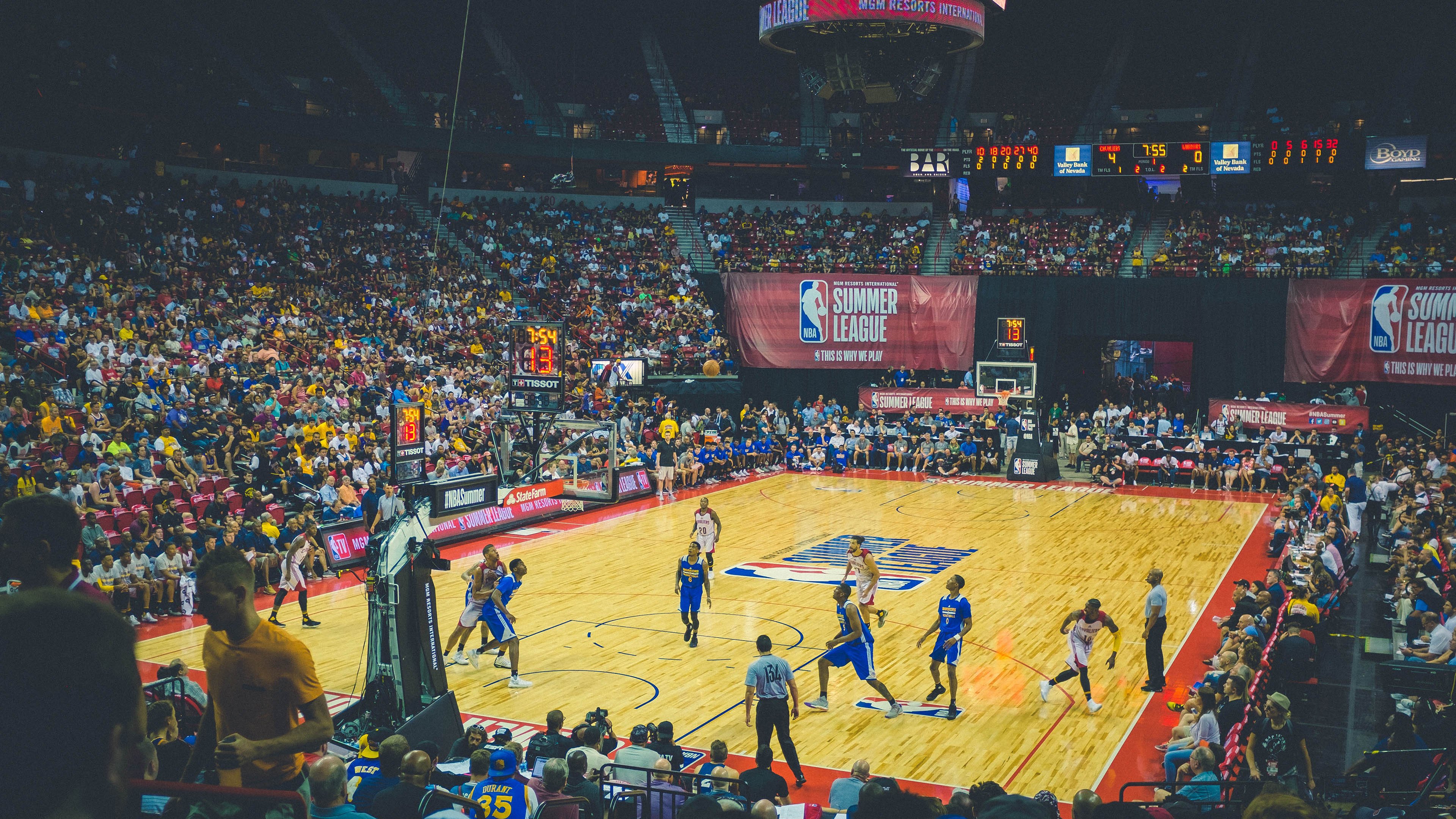 掘金队赛季第二周红黑榜：FBIwarning！恩比德因此前与绿军比赛做出猥亵手势，被罚款50000美元